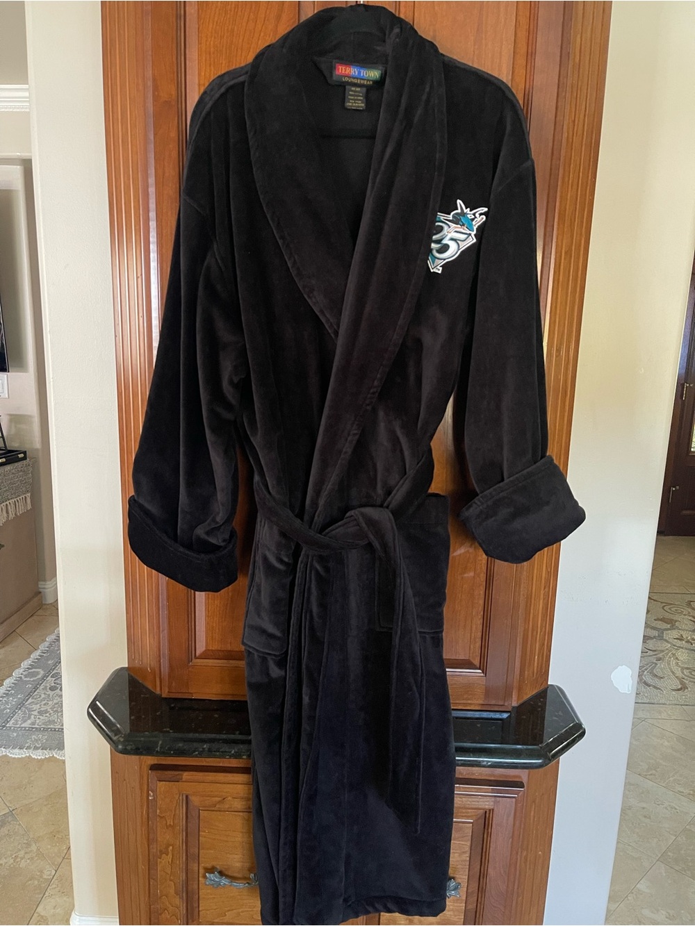 SJ Sharks Plush Black Terry Shawl Collar Bath Robe with Embroidered Crest
